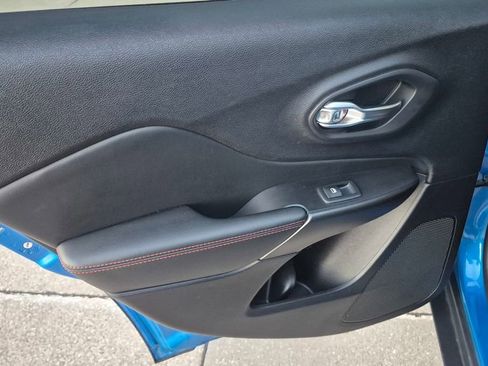 Used 2021 Jeep Cherokee Trailhawk image 9