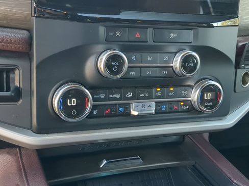 Used 2024 Ford Expedition Limited image 18