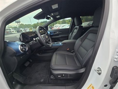 Used 2024 Chevrolet Equinox EV LT image 17