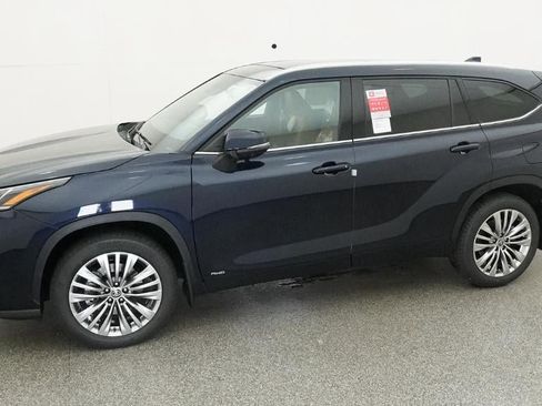 New 2026 Toyota Highlander Platinum image 2