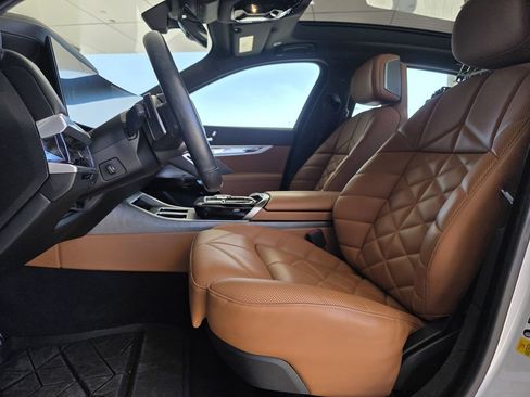 Used 2023 BMW 740i image 18