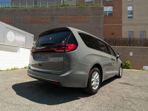 Used 2023 Chrysler Pacifica Touring-L FWD image 3