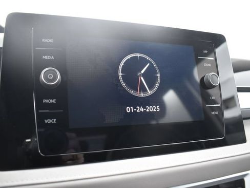 Used 2025 Volkswagen Taos SE FWD image 11