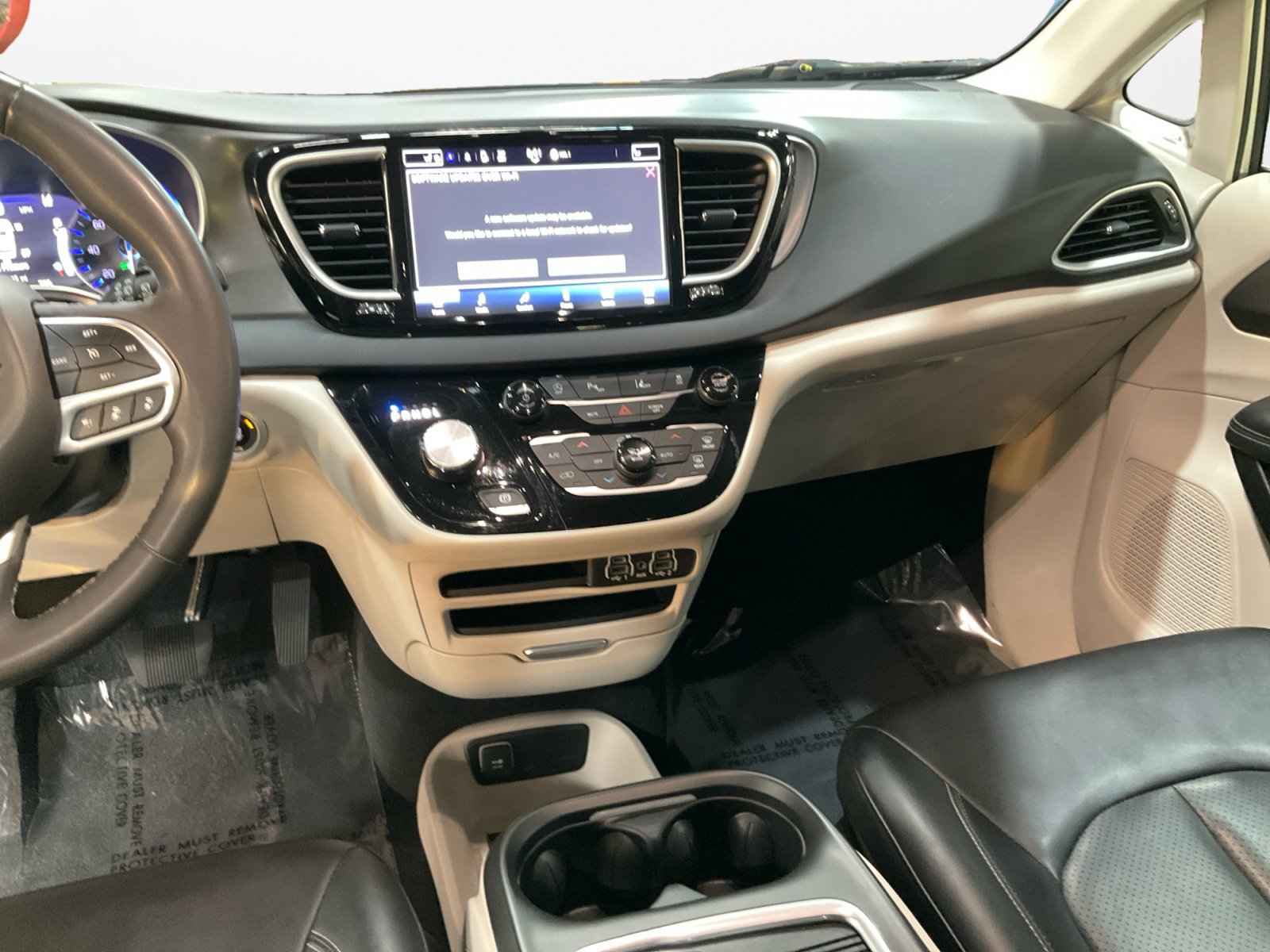 Used 2024 Chrysler Pacifica Touring-L FWD image 12