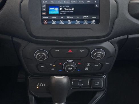 Used 2019 Jeep Renegade Latitude AWD/4WD image 17