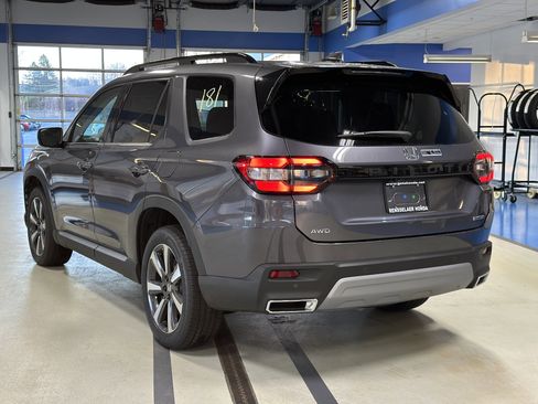 New 2025 Honda Pilot Touring image 4