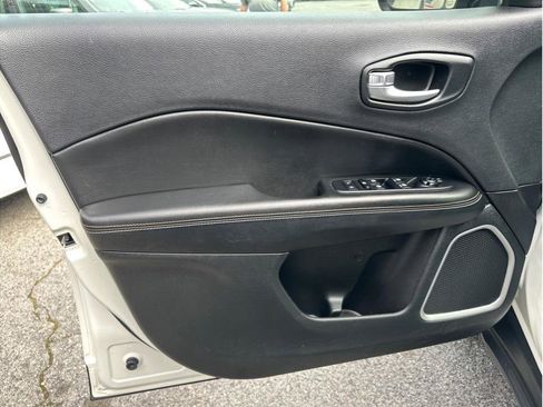 Used 2018 Jeep Compass Latitude w/ Cold Weather Group image 11