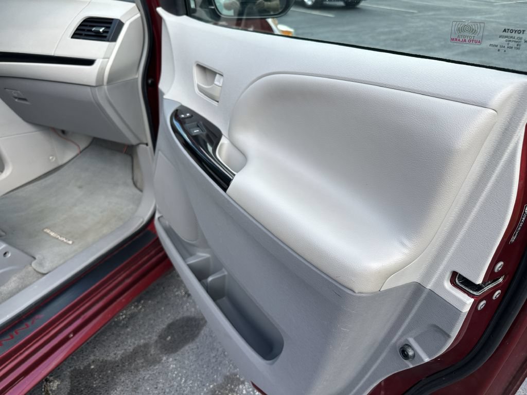 Used 2014 Toyota Sienna LE FWD image 24