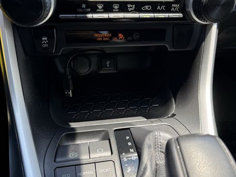 Used 2020 Toyota RAV4 LE FWD image 29