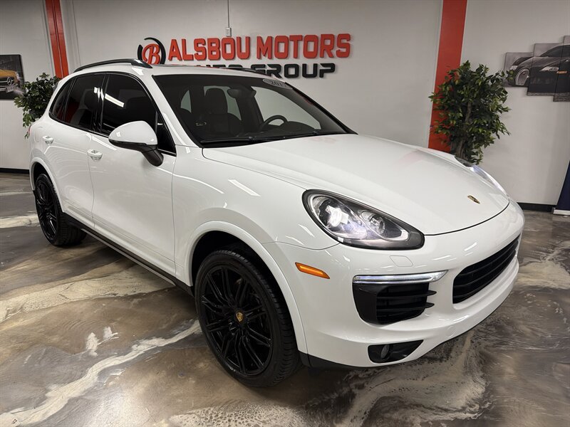 Used 2017 Porsche Cayenne Platinum Edition w/ Premium Package (PJV) AWD/4WD image 1