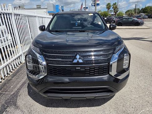 Used 2024 Mitsubishi Outlander ES FWD image 2