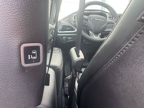 Used 2025 Chrysler Pacifica Select FWD image 35