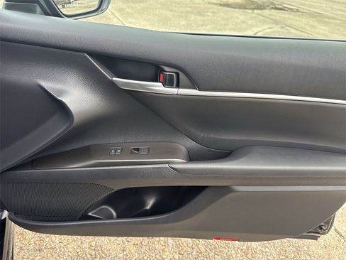 Used 2024 Toyota Camry SE image 32