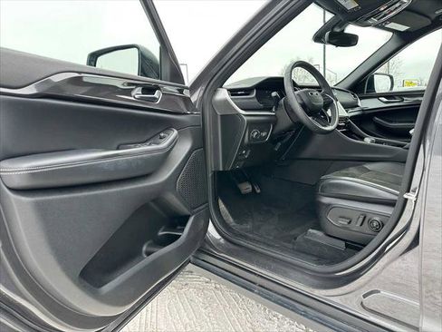 Used 2023 Jeep Grand Cherokee Altitude image 19