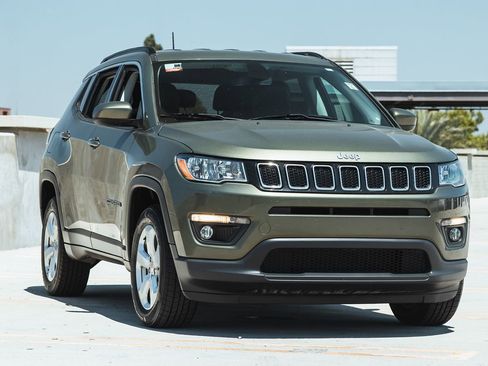 Used 2019 Jeep Compass Latitude image 2