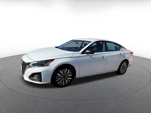 Used 2025 Nissan Altima 2.5 SV FWD image 8
