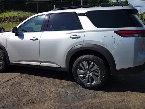 Used 2025 Nissan Pathfinder SV image 13