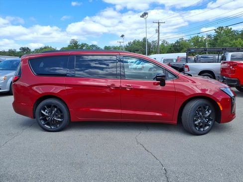New 2027 Chrysler Pacifica Limited AWD/4WD image 3