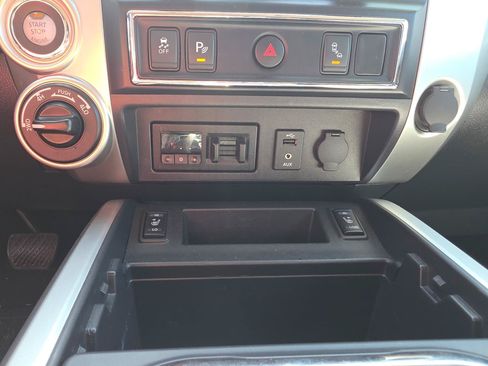 Used 2018 Nissan Titan SV w/ SV Convenience Package AWD/4WD image 15