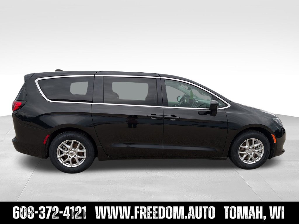 Used 2023 Chrysler Voyager LX FWD image 9