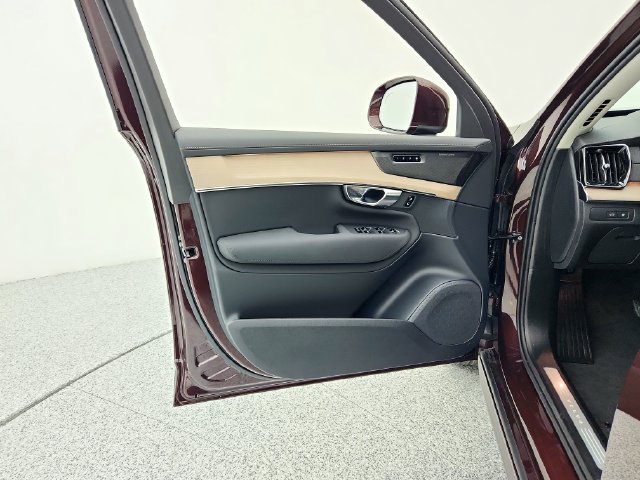 New 2025 Volvo XC90 T8 Plus w/ Protection Package Premier AWD/4WD image 23