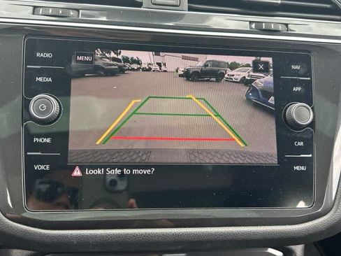 Used 2020 Volkswagen Tiguan SEL FWD image 10