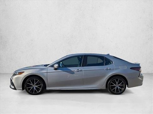 Used 2022 Toyota Camry SE image 9
