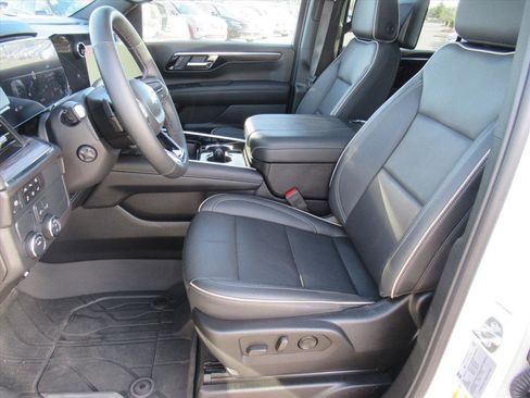 Used 2025 Chevrolet Suburban Premier image 21