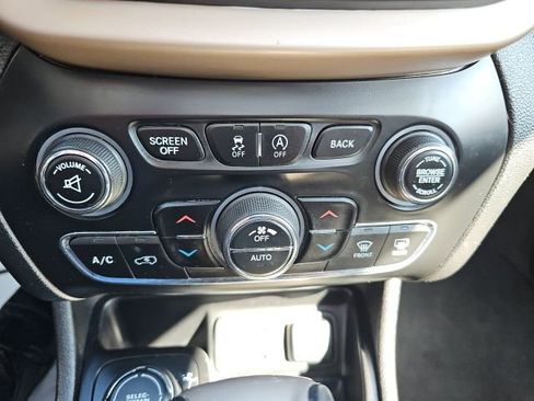 Used 2017 Jeep Cherokee Limited image 20