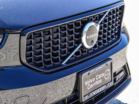 New 2026 Volvo XC40 B5 Plus w/ Climate Package AWD/4WD image 5