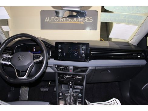 Used 2025 Volkswagen Jetta SE image 14