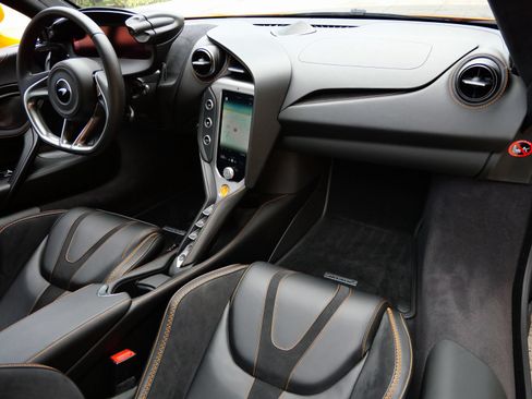 Used 2025 McLaren 750S RWD image 10