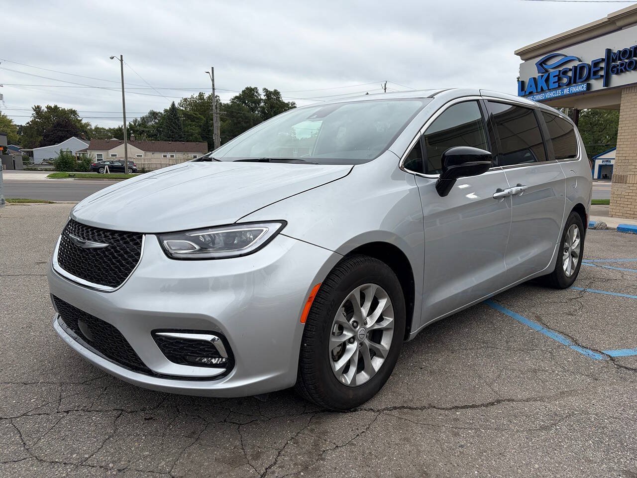 Used 2026 Chrysler Pacifica Limited FWD image 1
