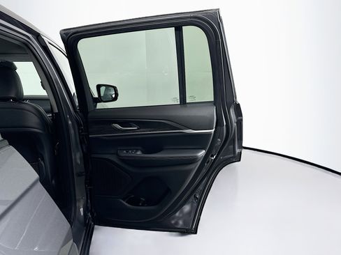 Used 2023 Jeep Grand Cherokee Limited AWD/4WD image 30