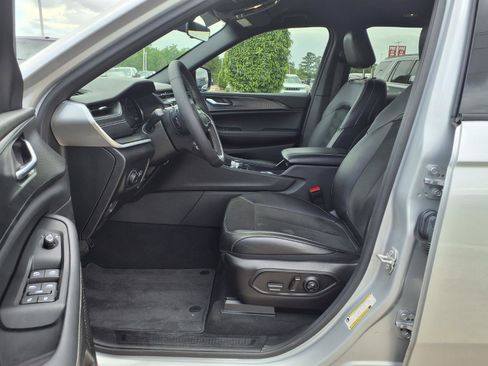 Used 2025 Jeep Grand Cherokee Altitude AWD/4WD image 10