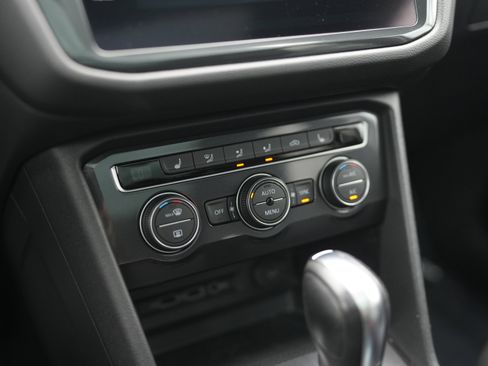 Used 2020 Volkswagen Tiguan SE w/ Panoramic Sunroof Package image 15