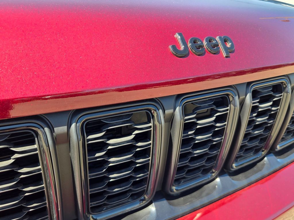 Used 2025 Jeep Grand Cherokee Altitude AWD/4WD image 3