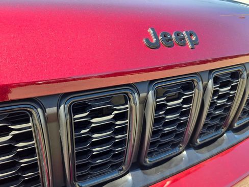 Used 2025 Jeep Grand Cherokee Altitude AWD/4WD image 3