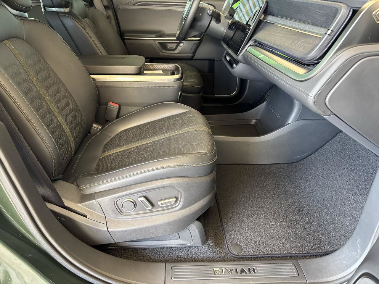Used 2025 Rivian R1S Adventure Dual AWD/4WD image 22