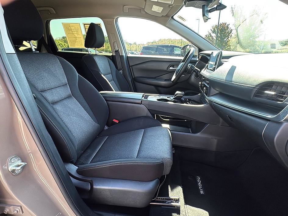 Certified 2025 Nissan Rogue SV FWD image 25