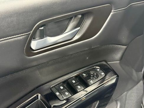 Used 2022 Nissan Pathfinder SV image 14