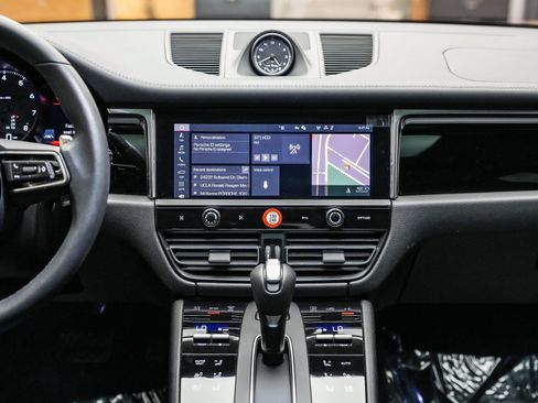 Used 2025 Porsche Macan image 16