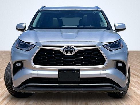 Used 2021 Toyota Highlander XLE FWD image 3