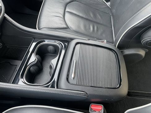 Used 2025 Chrysler Pacifica Limited image 15