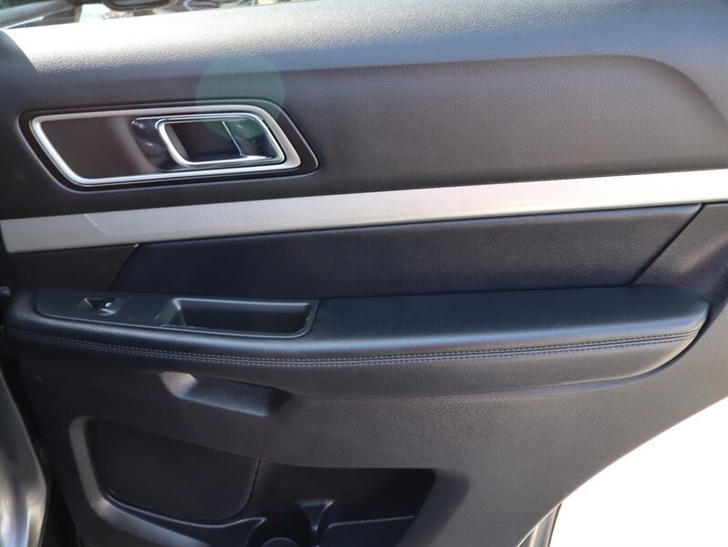 Used 2017 Ford Explorer XLT w/ Equipment Group 201A AWD/4WD image 13
