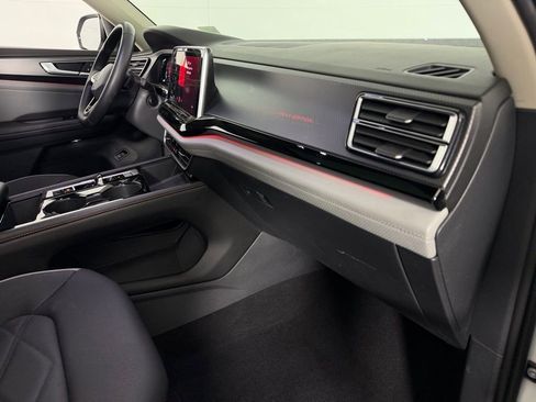 Used 2024 Volkswagen Atlas Peak Edition SE image 33