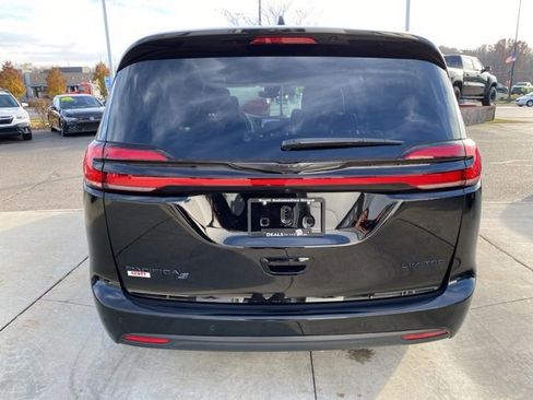 Used 2025 Chrysler Pacifica Limited image 4