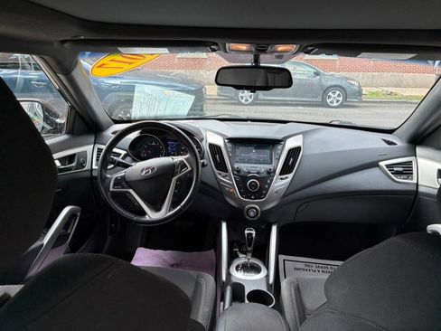 Used 2017 Hyundai Veloster Value Edition FWD image 16