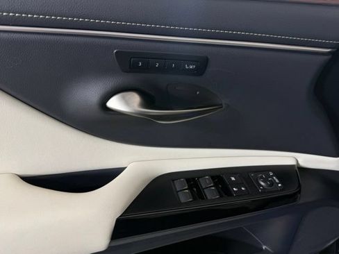 Used 2025 Lexus ES 300h w/ Technology Package FWD image 17