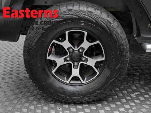 Used 2017 Jeep Wrangler Unlimited Sahara w/ Dual Top Group AWD/4WD image 30